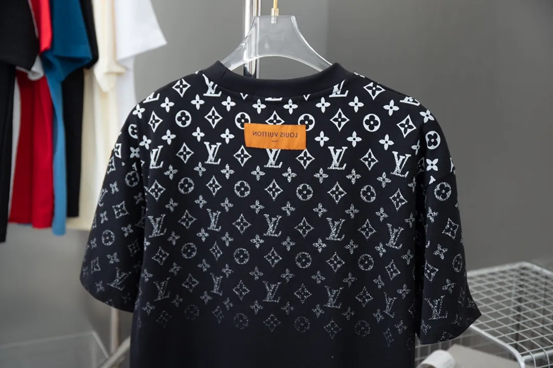 🅿️180 High-quality Lv 2025 early spring new model, MONOGRAM presbyopic gradient short-sleeved T-shirt, using digital printing technology to render pixel light and shadow for the Monogram gradient pattern, and its silk-screen texture and knitting effect complement each other. Synchronized with the official website, pure cotton fabrics at the counter! Comfortable against the skin, durable and easy to wear, meticulous original craftsmanship, custom-made 260g vat-dyed fabric, very comfortable to the touch, latest brick cabinet synchronization, OS off-shoulder version, fashionable and individual, super versatile and good-looking, very suitable for both men and women, must-have style, hang tag, collar label, washed wheat, complete with three labels S M L XL